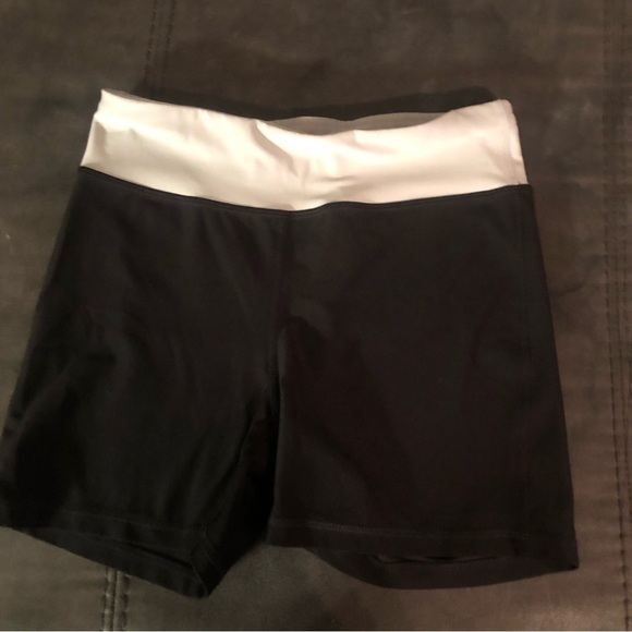 Women’s Athletic Works Shorts Size Medium - Picture 1 of 4